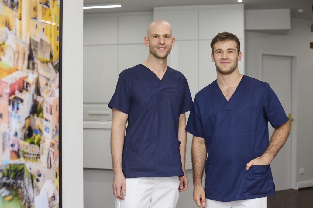 Dr. Lukas Förster und Elias Wollenberger in ihrer Praxis